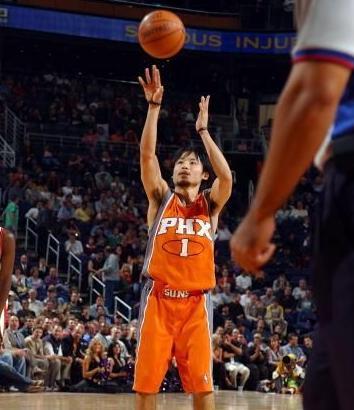 日本第一个进入NBA的球员，身高1.75，扬言三年内要打爆中国男篮