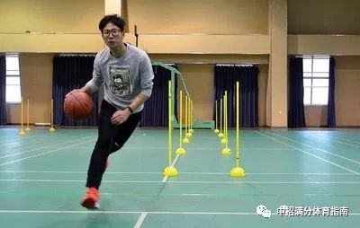 篮球侧蹲运球技巧_篮球运球蹲姿_蹲着运球