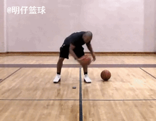 篮球运球蹲姿_篮球侧蹲运球技巧_蹲着运球