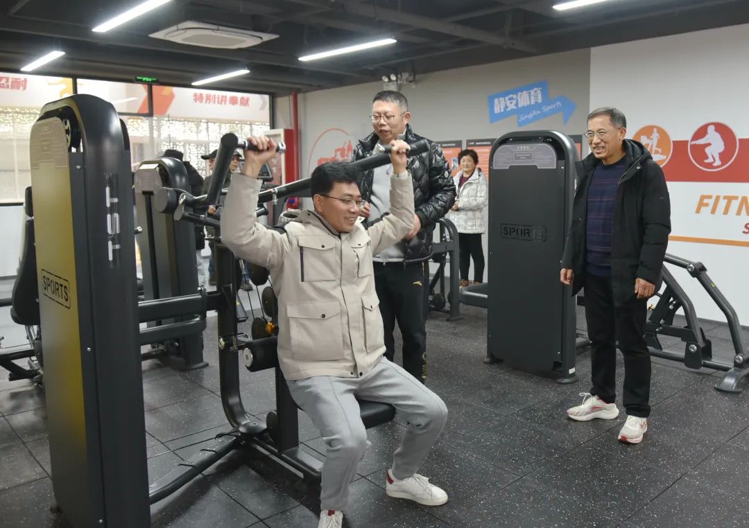 房间健身动作_房间内的健身视频_健身房空闲运动
