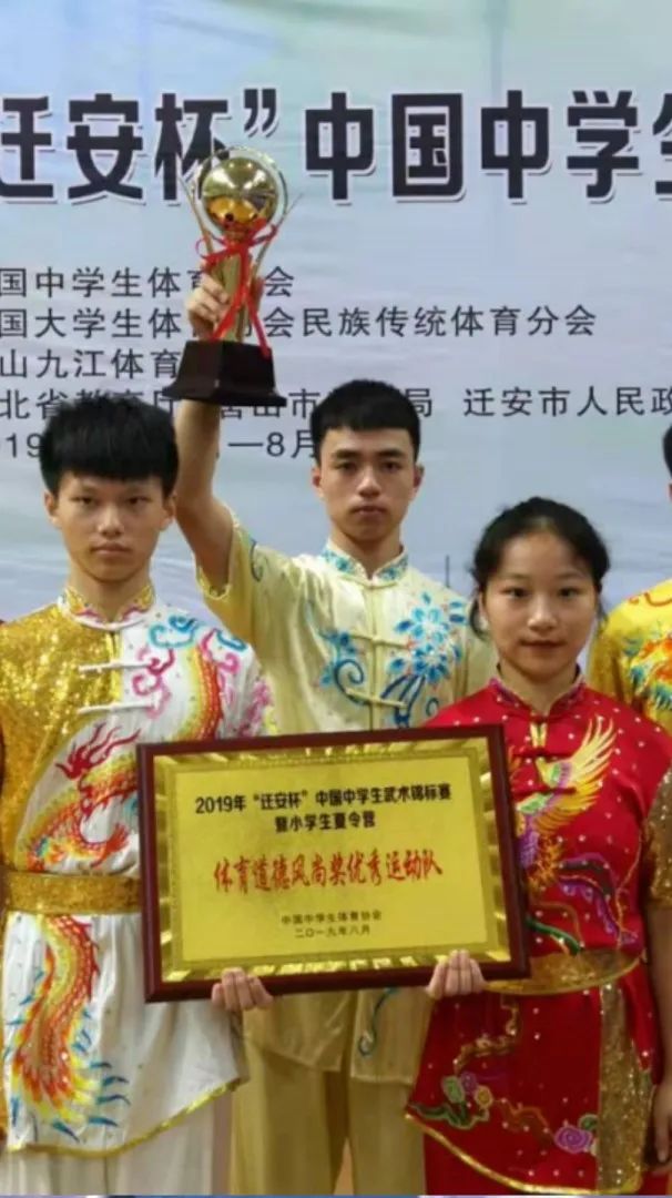 篮球队体育冠军拿老师多少钱_体育老师篮球队拿冠军_篮球运动员冠军是谁