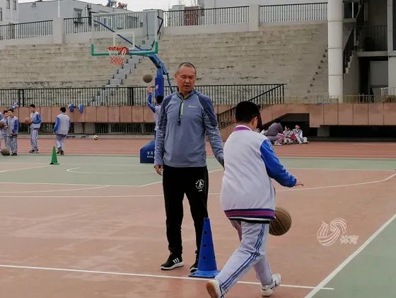 篮球队体育冠军拿老师多少钱_体育老师篮球队拿冠军_篮球队获得冠军