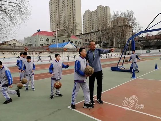 篮球队获得冠军_体育老师篮球队拿冠军_篮球队体育冠军拿老师多少钱